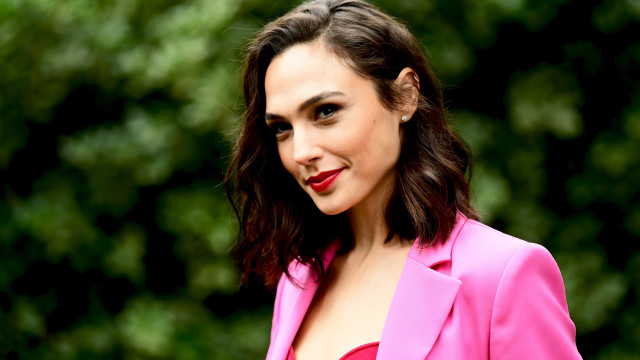 VALE A PENA ASSISTIR AGENTE STONE? O NOVO FILME DE AÇÃO COM GAL GADOT NA  NETFLIX É BOM? 