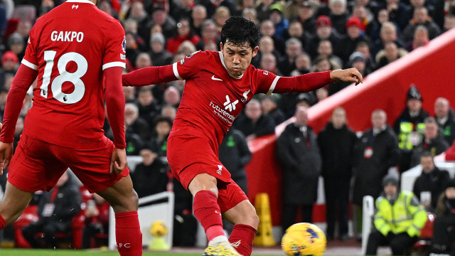 Campeonato Inglês. 17ª rodada. Manchester United segura o empate em Anfield  e Arsenal retoma a liderança 