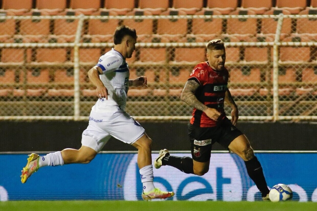 Em Duelo Animado Com Oito Gols, Paysandu Bate O Ituano E Respira Na ...