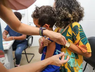 Crianças e adolescentes de 6 e 16 anos começam a ser vacinados contra a dengue
