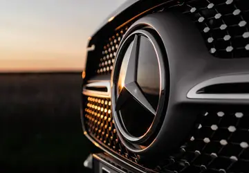 Mercedes-Benz recua no plano de vender apenas veículos elétricos após 2030